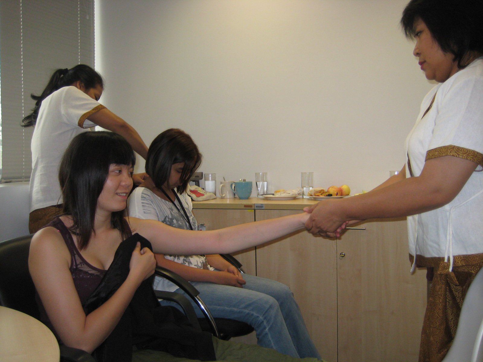 นวดตามออฟฟิต  นวดนอกสถานที่  นวดแก้โรคออฟฟิตซีนโดรม นวดบนเรือ ติดต่อ คูณ บอย 081-400-8047 รูปที่ 3