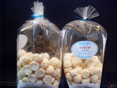 ขนมทองม้วนข้าวกล้องงาดำ กล้วยกรอบทองอบเนยงาขาว ฟักทองกรอบอบเนยงาขาว ขนมผิง สูตรดั้งเดิม หอมหวาน มัน กรอบ อร่อย ขนมOTOP 5 รูปที่ 6
