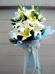0854429425,0802873229,0859503953รับจัดช่อดอกกุหลาบ กระเช้าดอกกุหลาบสีขาว แจกันดอกลิลลี่สีขาว พวงหรีดดอกไม้สด ในราคากันเอ รูปที่ 1