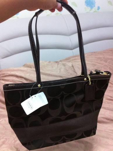 กระเป๋า Coach รุ่น Coach SIGNATURE STRIPE SATEEN TOTE F18037 รูปที่ 1