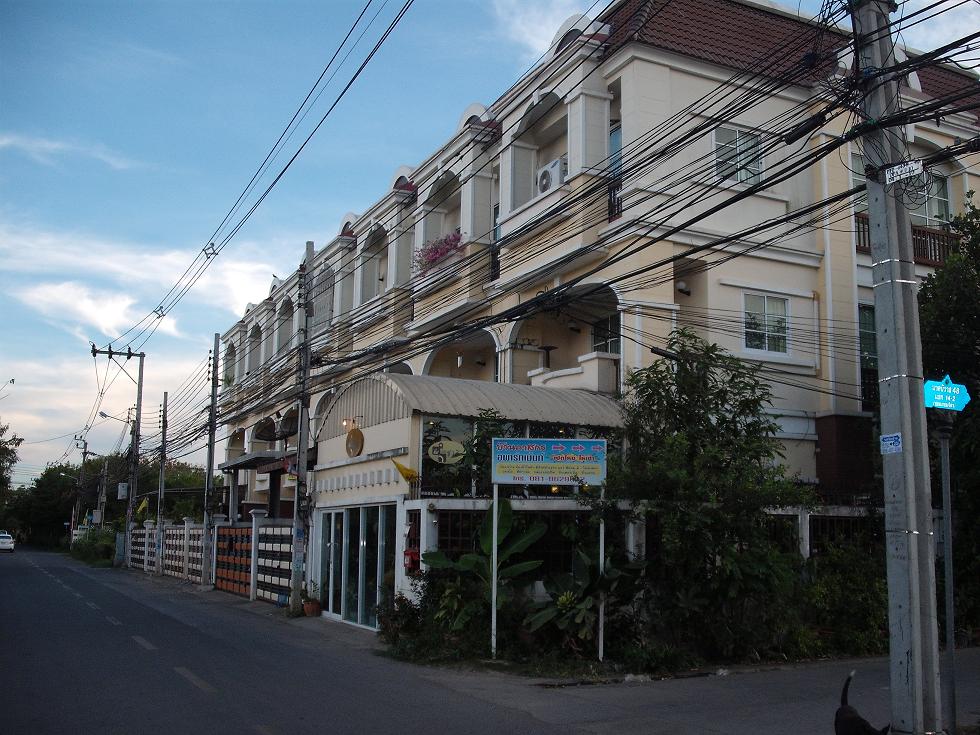 ขายด่วน ทาวน์เฮ้าส์(ห้องมุม) 3 ชั้น 40 วา 4 ห้องนอน 5 ห้องน้ำ 1ห้องทำงาน 1 ห้องพักผ่อน 1 ห้องรับแขก 1 ห้องคนรับใช้ แอร์ 6 ตัว   ครัวบิวส์อิน พร้อมเ รูปที่ 2