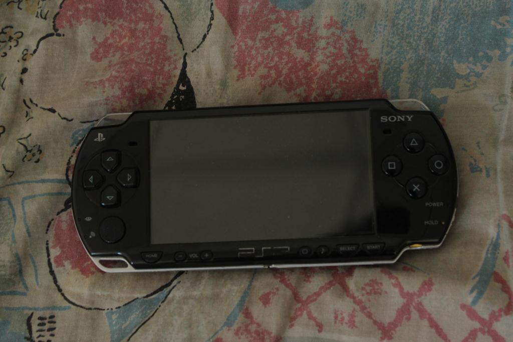 [ขาย-แลก] PSP 2006 สีดำ + mem 16 GB รูปที่ 1