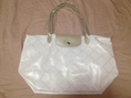 ขายกระเป๋าหิ้วจากฝรั่งเศส Longchamp LM Metal สีขาว หูยาว size M ราคา 3900 บาทเท่านั้น