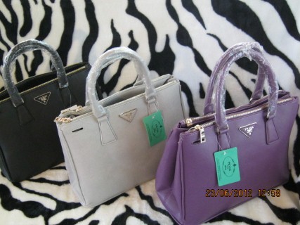 ขาย Prada Saffiano งานพรีเมี่ยม หนังเรียบสวย อะไหล่ปั๊ม ขนาด 13