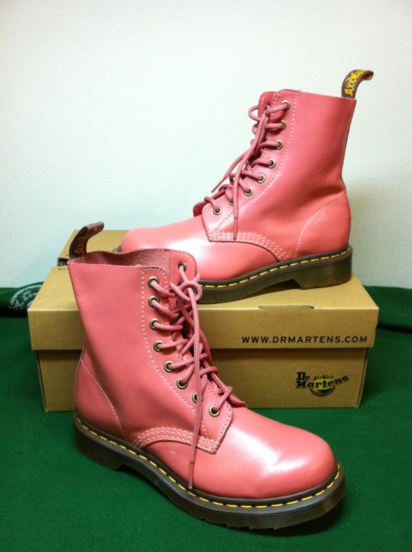 ส่งต่อรองเท้า Dr.Martens รุ่น Pink Buttero สภาพ 100 % ราคา 3,000 บาท รูปที่ 1