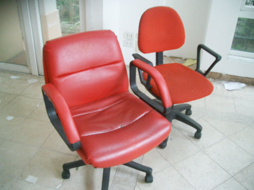 ด่วนต้องการขายเก้าอี้สำนักงาน สภาพดี มีแดง ไม่ค่อยได้ใช้งาน ตัวใหญ่ นั่งสบาย มี 5 ตัว ซื้อมาในราคา 2500 บาท รูปที่ 1