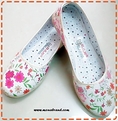 รองเท้าผ้าเเคนวาส เพ้นท์ลายดอกไม้ ราคา  ราคา 180 บาท.