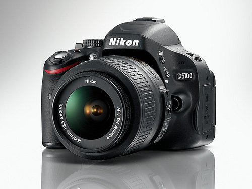 Nikon D5100+18-55VR สินค้าใหม่ 100% ฟรี SD 8 GB+กระเป๋า Nikon+ชุดทำความสะอาด+แผ่นกันรอย รับประกัน 1 ปี รุ่นใหม่ล่าสุด == รูปที่ 1