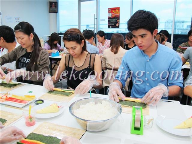 ซูชิ อาหารญี่ปุ่น เรียนทำซูชิ เรียนทำอาหารญี่ปุ่น เรียนซูชิ สอนทำซูชิ สอนซูชิ สอนทำอาหารญี่ปุ่น - lekcooking.com ซูชิ อา รูปที่ 7