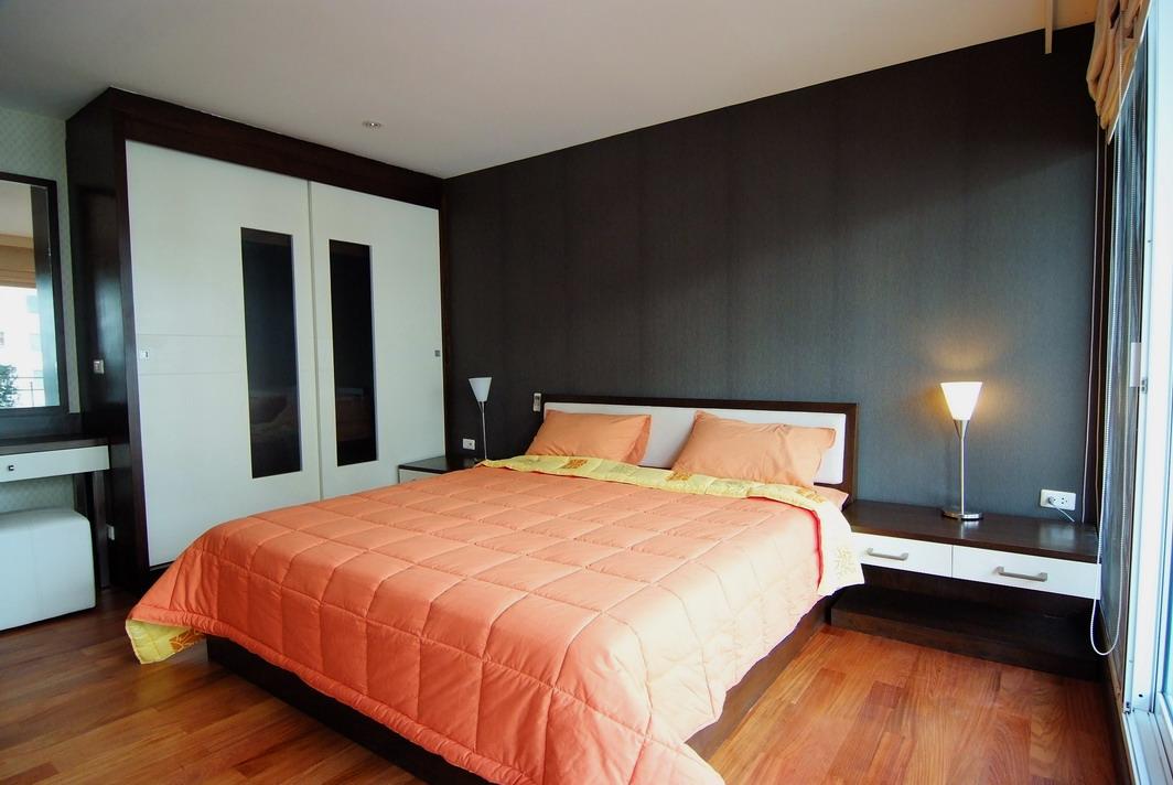 Condo for sell Urbana Sukhumvit 15 8 Floors (Penthouse is on 8th Floor) 216.7 sq.m.3 Bedrooms 4 Bathrooms This luxurious รูปที่ 2