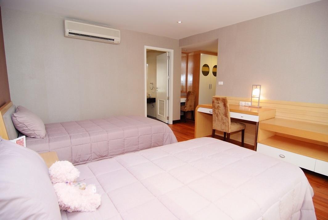 Condo for sell Urbana Sukhumvit 15 8 Floors (Penthouse is on 8th Floor) 216.7 sq.m.3 Bedrooms 4 Bathrooms This luxurious รูปที่ 3