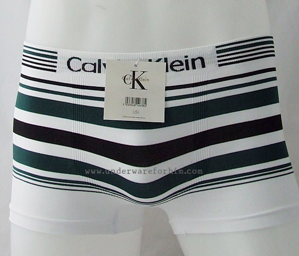 กางเกงในชาย Calvin Klein Boxer Briefs : สีขาว ลายทางเขียวดำ รูปที่ 1