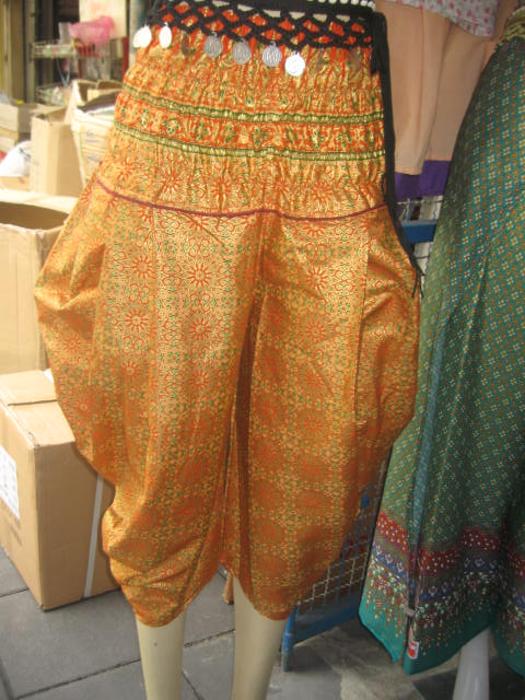 กางเเกงผ้าไทยผ้าพิมพ์ทอง,  กางเกงจูงกระเบนผ้าพิมพ์ทอง,  กางเกงผ้าไทยทรงนักบิน รูปที่ 1
