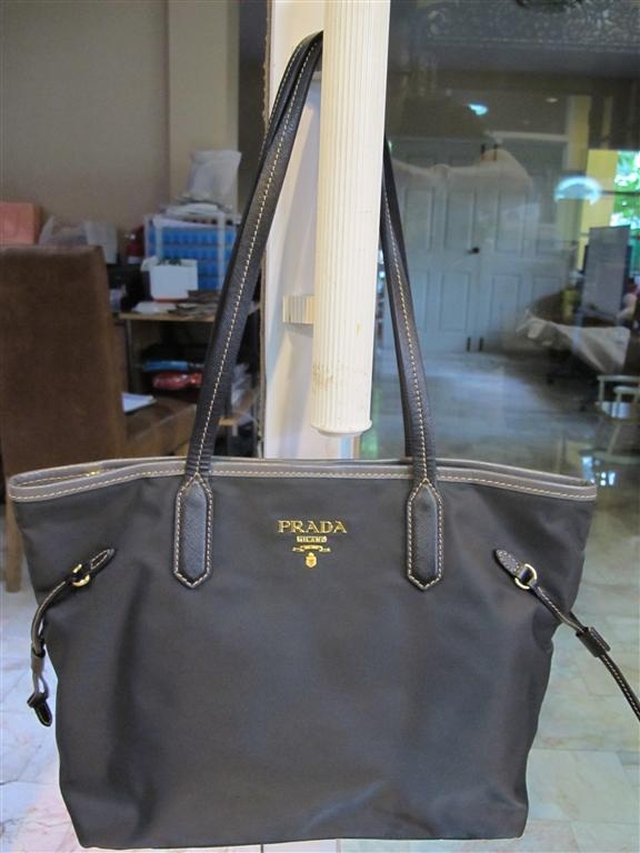 Prada shopping bag สภาพ90% รูปที่ 1