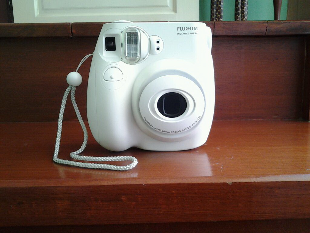 ขายกล้องโพลารอยด์ Fuji instax mini 7S สีขาว แถมฟิลม์ รูปที่ 1