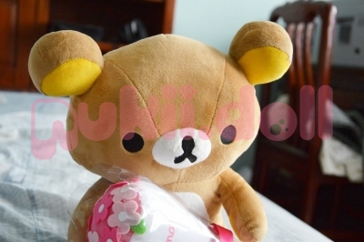 Rilakkuma ถือดอกไม้ รูปที่ 1