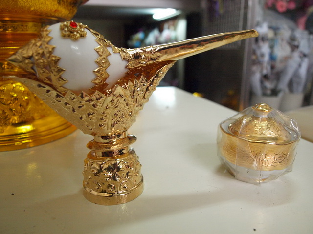 ชุดตั่งรดน้ำสังข์ (ใหม่มากๆ) ให้เช่า กับร้านดอกไม้สนามบินน้ำ รูปที่ 4