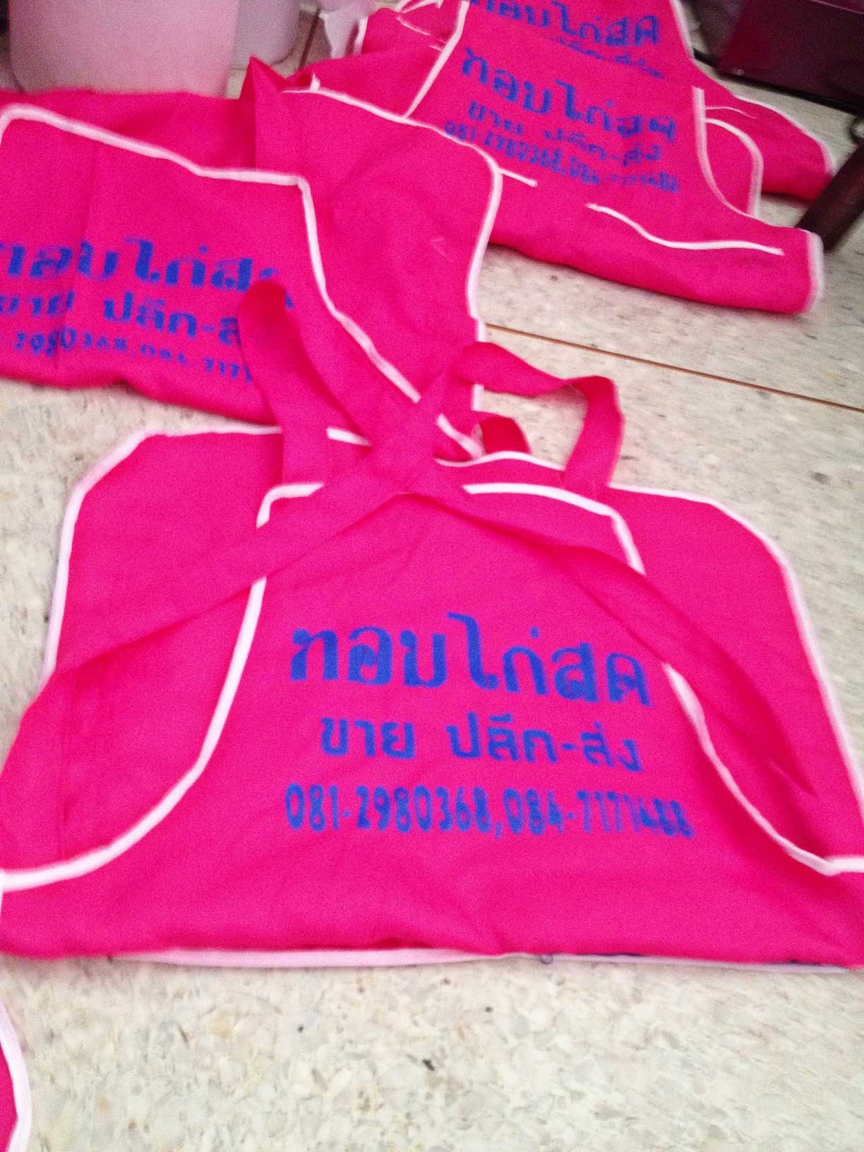 อ๊อฟอาร์ต รับทำตรายางด่วนทุกชนิดได้ตั้งแต่ 1-5 สี , รับสกรีนเสื้อ 100 ตัวขึ้นไปสกรีนฟรี , รับปักเสื้อทุกชนิดครับผม ป้ายไวนิลทุกรูปแบบ และรับทำผ้ากันเปื้อน ปลีก- ส่ง ครับ ราคากันเเอ รูปที่ 5