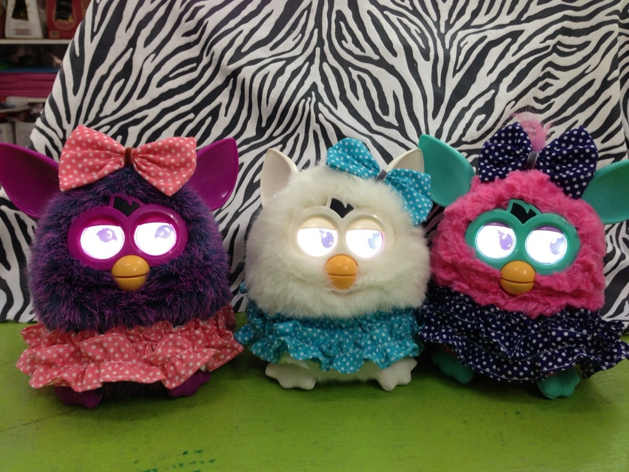 แว่นตาและกระโปรงfurby รูปที่ 3