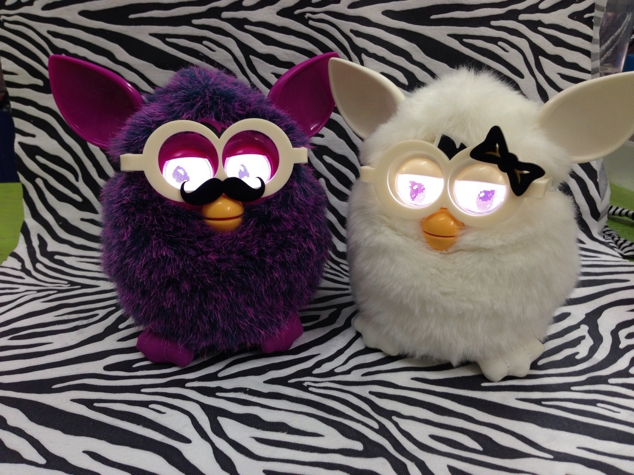 แว่นตาและกระโปรงfurby รูปที่ 2