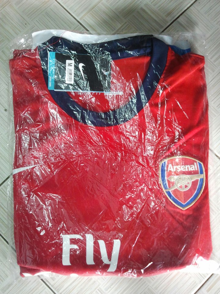เสื้อบอลขายถูก เสื้อแมนยูสีดำ 1 ตัว เบอร์ L และ อาร์เซนอล 1 เบอร์ M ครับ รูปที่ 3