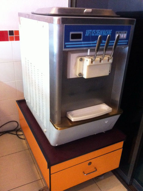 จำหน่ายเครื่องทำไอศกรีมซอฟเสิร์ฟ รุ่นตั้งโต๊ะ BQ818Y + ฐานรอง + ผงไอศกรีม พร้อมประกอบธุรกิจ ราคาถูก เพียง 39,000 บาท รูปที่ 1