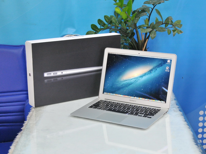 MacBook Air 13 นิ้ว Core i7 1.8GHz. RAM 4GB. SSD 128GB. Mid 2012 สภาพสวยมาก ไม่มีริ้วรอย ใช้งานน้อยมาก เหลือประกัน 7 เดือน รูปที่ 1