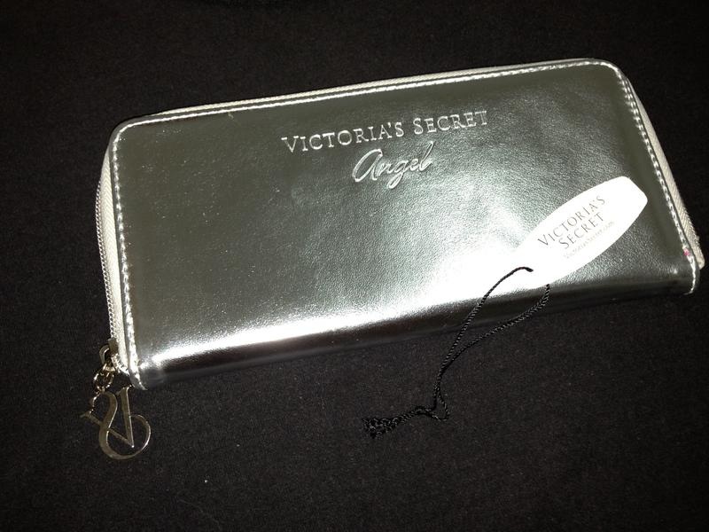 กระเป๋าใส่เงินแบรนด์หรู Victoria's Secret ของแท้นำเข้าจากอเมริการาคาถูก สี Metallic  ORGANIZER Zip-Around Size: 8
