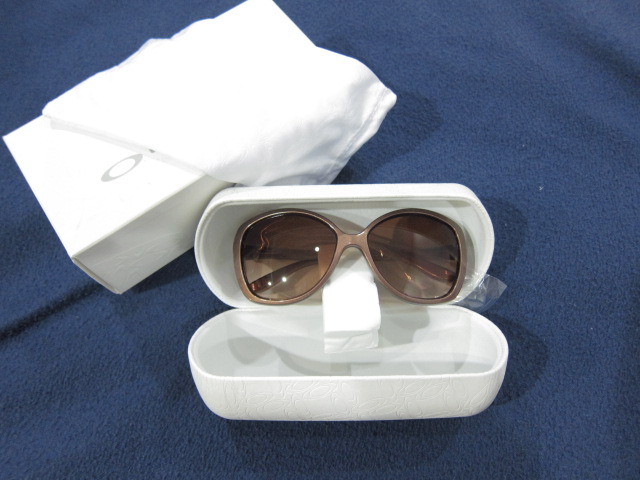 Oakley แว่นกันแดด สำหรับผู้หญิง ของแท้ มือ1 มีกล่อง+ผ้าให้ด้วยค่ะ มีหลายรุ่น หลายสี ลองเลือกดูได้ รูปที่ 5