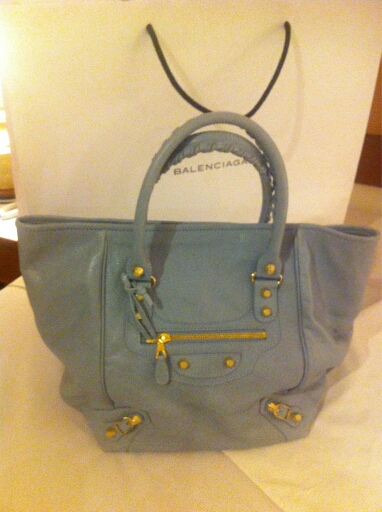 ขายกระเป๋าแบรนด์เนม Balenciaga รุ่น Limited Edition จากฝรังเศษ มือ 1ของแท้ 100 % ไมมีขายในเอเชีย ผลิตขายเฉพาะในฝรั่งเศษเท่านัน สีนี้หมดแล้ รูปที่ 5