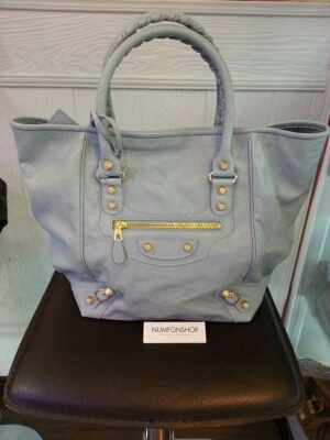 ขายกระเป๋าแบรนด์เนม Balenciaga รุ่น Limited Edition จากฝรังเศษ มือ 1ของแท้ 100 % ไมมีขายในเอเชีย ผลิตขายเฉพาะในฝรั่งเศษเท่านัน สีนี้หมดแล้ รูปที่ 2