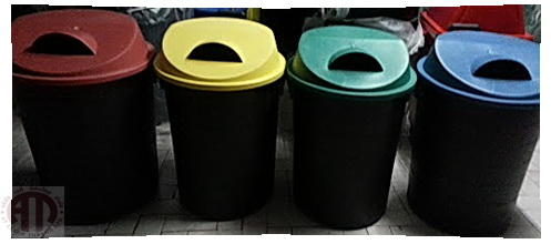ถังขยะทรงกลม ฝาปิด ช่องทิ้งขยะด้านบน ช่องทิ้งขยะ เศษขยะ ขวดเเก้ว โลหะ ขวดน้ำพลาสติก ขยะแยกขยะ แยขยะประเภทต่างๆ  รูปที่ 1