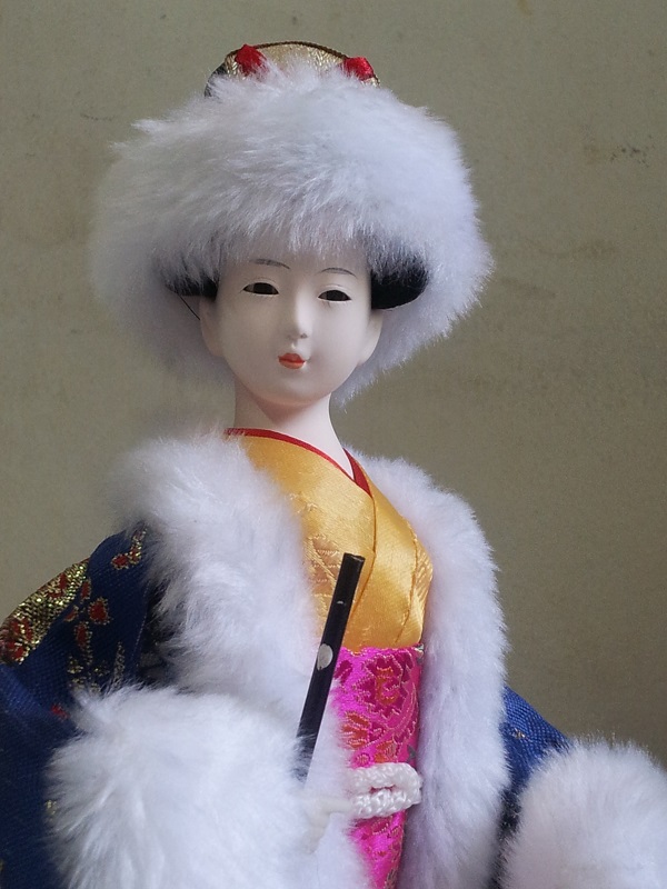 ตุ๊กตาดินเผา porcelain  ในชุดกิโมโนฤดูหนาว ขนาด 12 นิ้ว รูปที่ 1