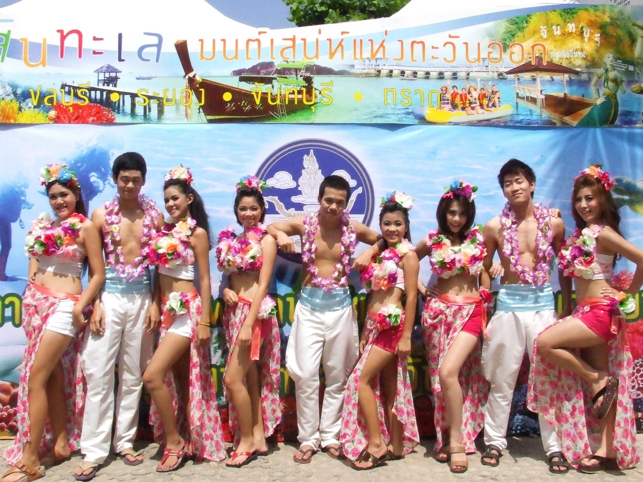 ชุดไทย, ชุดสากล, ชุดแฟนซี, ชุดแต่งงานไทย, ชุดแต่งงาน, ชุดเทศกาล, ชุดหรีดเดอร์, ชุดดรัมเมเยอร์ รูปที่ 7