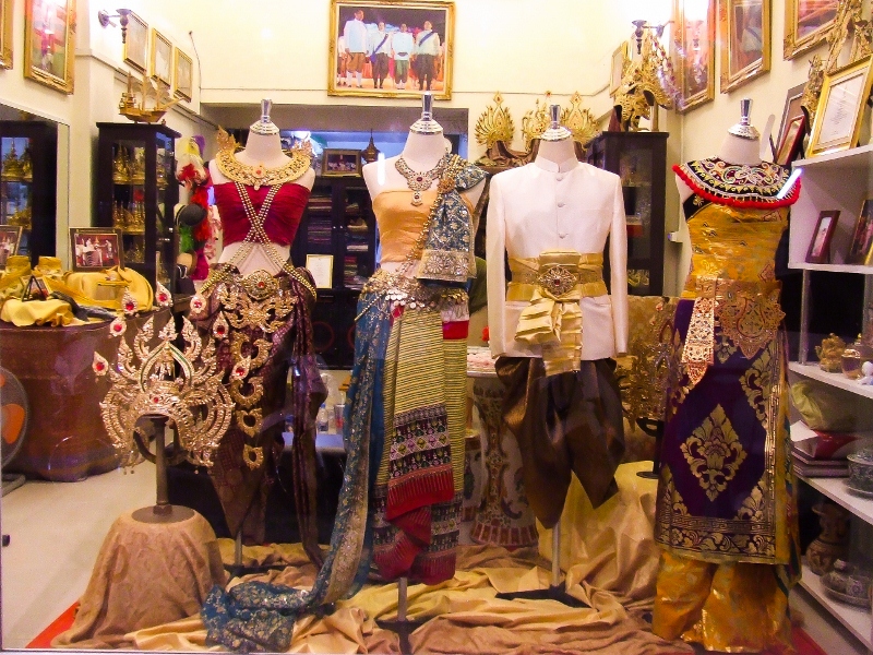 ชุดไทย, ชุดสากล, ชุดแฟนซี, ชุดแต่งงานไทย, ชุดแต่งงาน, ชุดเทศกาล, ชุดหรีดเดอร์, ชุดดรัมเมเยอร์ รูปที่ 5