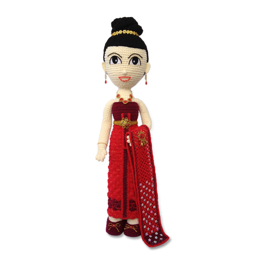 ตุ๊กตาโครเชต์ เด็กหญิงใส่ชุดไทยสีแดงเหลือบทอง สูง 71 cm. รูปที่ 1