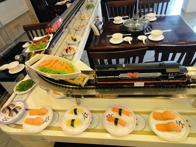 ขายสายพานซูชิจานหมุน+รถไฟส่งอาหาร พร้อมอุปกรณ์ทั้งหมด รูปที่ 1