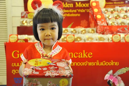 ร่วมต้อนรับเทศกาลพระจันทร์สวยที่สุดรอบปี ด้วยความอร่อยแบบต้นตำรับ กับขนมไหว้พระจันทร์ “ทำมือ” 100% พร้อมรับโปรโมชั่นสุดพิเศษ ซื้อ 4 แถม 1 ! รูปที่ 3