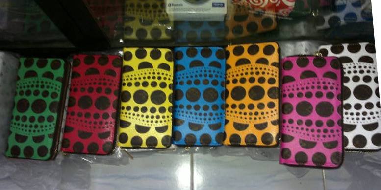 กระเป๋าเงิน Louis Vuitton , Gucci, Coach, Prada และยี่ห้อต่าง ลดราคาพิเศษ มีจำกัด รูปที่ 3