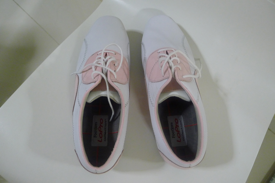 ขายรองเท้ากอล์ฟคุณผู้หญิง FOOTJOY LOPRO COLLECTION SIZE 6.5 สีขาวชมพูมือสอง พร้อมกล่องขายเพียง 1,800 บาท ราคามือหนึ่งอยู่ที่ 4,625 บาท รูปที่ 4