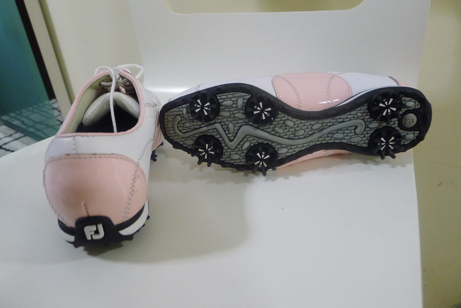 ขายรองเท้ากอล์ฟคุณผู้หญิง FOOTJOY LOPRO COLLECTION SIZE 6.5 สีขาวชมพูมือสอง พร้อมกล่องขายเพียง 1,800 บาท ราคามือหนึ่งอยู่ที่ 4,625 บาท รูปที่ 3