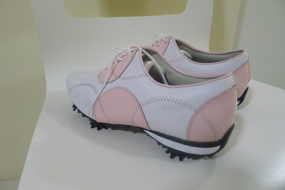 ขายรองเท้ากอล์ฟคุณผู้หญิง FOOTJOY LOPRO COLLECTION SIZE 6.5 สีขาวชมพูมือสอง พร้อมกล่องขายเพียง 1,800 บาท ราคามือหนึ่งอยู่ที่ 4,625 บาท รูปที่ 5