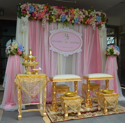 บริการเช่าชุดตั่งรดน้ำสังข์ สภาพดี ราคา 2,000 สนใจติดต่อ www.2bwedding.com 081-834-4245 (คุณกิ๊ฟ) 085-088-2355 (คุณธีร์) รูปที่ 3