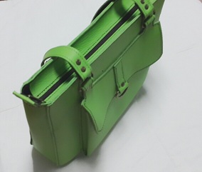 กระเป๋าสะพายหนังแท้ สีเขียว  รูปที่ 1