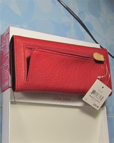 กระเป๋าสตางค์ Nine West แบบ 3 พับ สีแดง+ครีม ของใหม่จากอเมริกา รูปที่ 1
