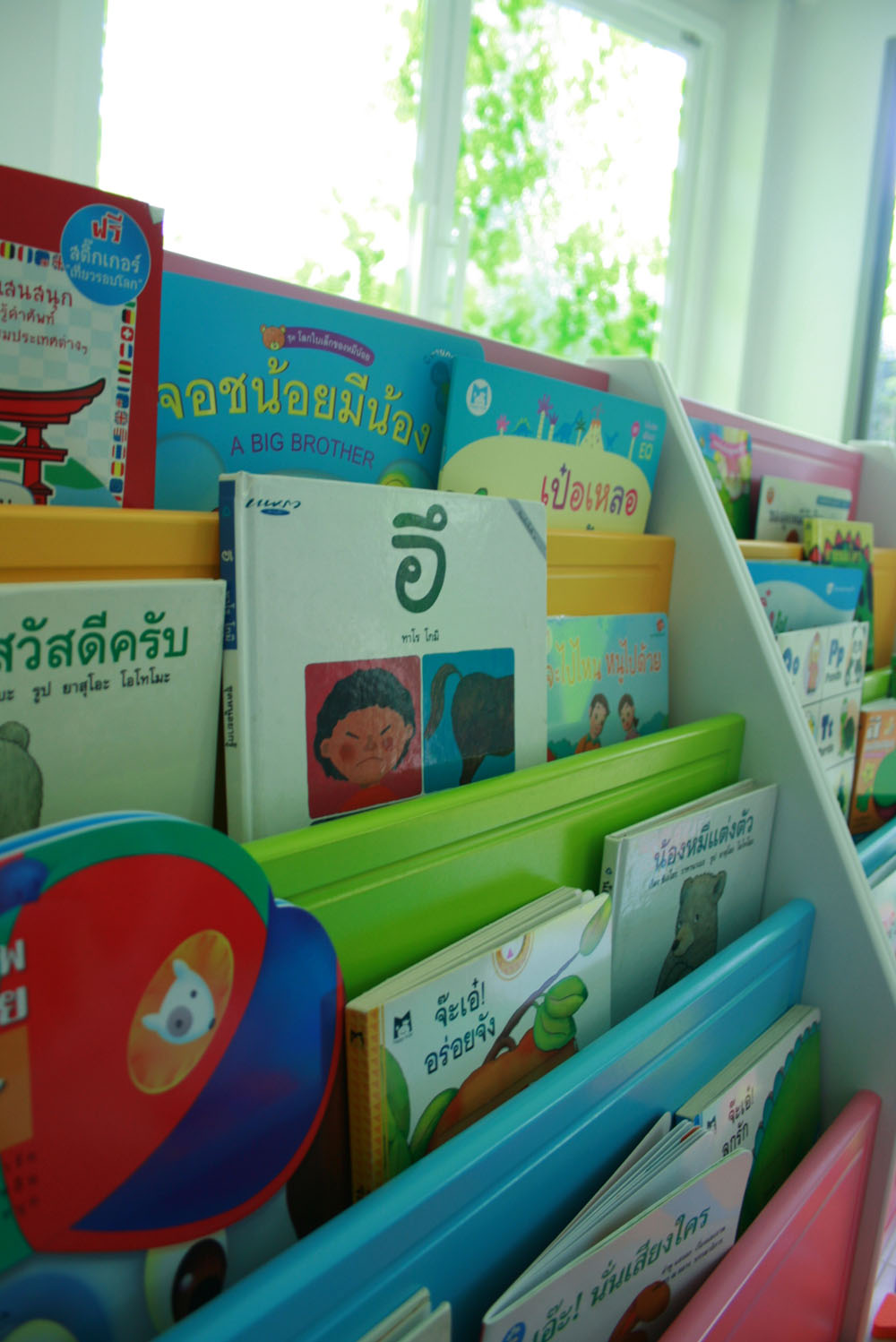 สถานรับเลี้ยงเด็ก ณรัก เดย์แคร์ คือ เนอสเซอรี่ รับดูแลเด็กตั้งแต่ 3 เดือนจนถึง 3 ขวบ โดยครูผู้มีประสบการณ์กว่า 10 ปี รูปที่ 2