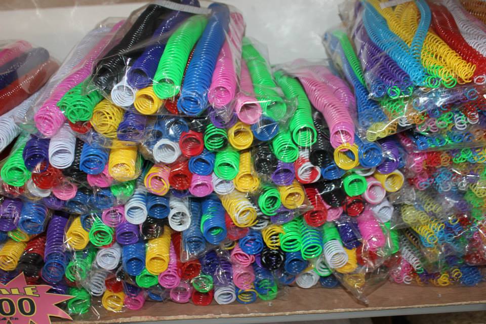 จำหน่าย สันเกลียวพลาติก ราคาส่ง มีทั้งหมด 10 สี ได้แก่ ขาว แดง เขียว เหลือง ส้ม ฟ้า น้ำเงิน ม่วง ชมพู สีใส รูปที่ 2