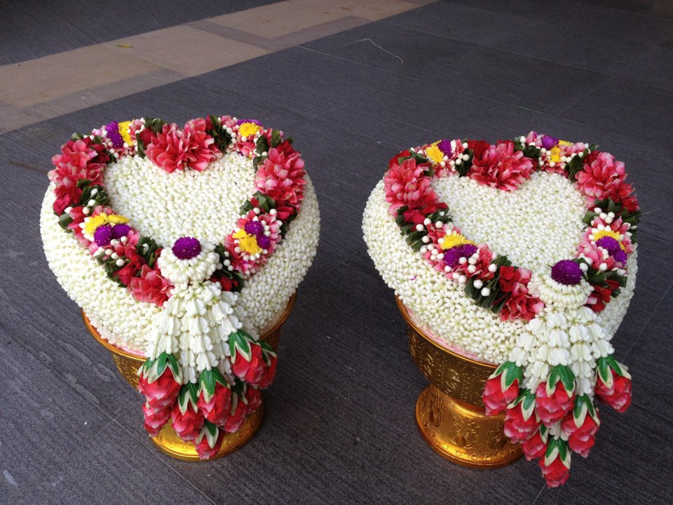 Set A  งานเช้า ชุดตั่งรดน้ำพร้อมพานรับน้ำแบบและมาลัยบ่าวสาว ราคาเพียง 14,100 บาท (ฉากดอกไม้สด)  สนใจติดต่อ www.2bwedding รูปที่ 3