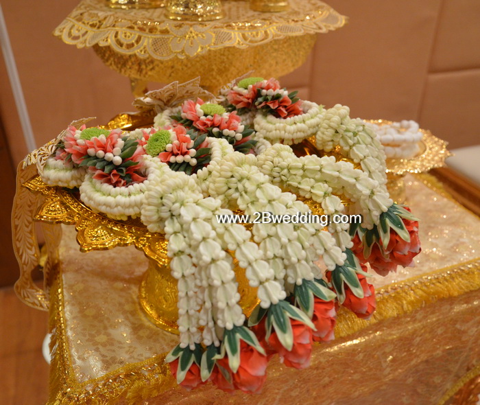 Set D งานเช้า ชุดตั่งรดน้ำพร้อมพานรับน้ำและมาลัยบ่าวสาว ราคาเพียง 7,300 บาท (ฉากผ้า)  สนใจติดต่อ www.2bwedding.com 081-8 รูปที่ 4