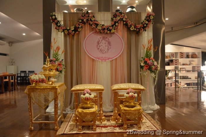 Set A  งานเช้า ชุดตั่งรดน้ำพร้อมพานรับน้ำแบบและมาลัยบ่าวสาว ราคาเพียง 14,100 บาท (ฉากดอกไม้สด)  สนใจติดต่อ www.2bwedding รูปที่ 2
